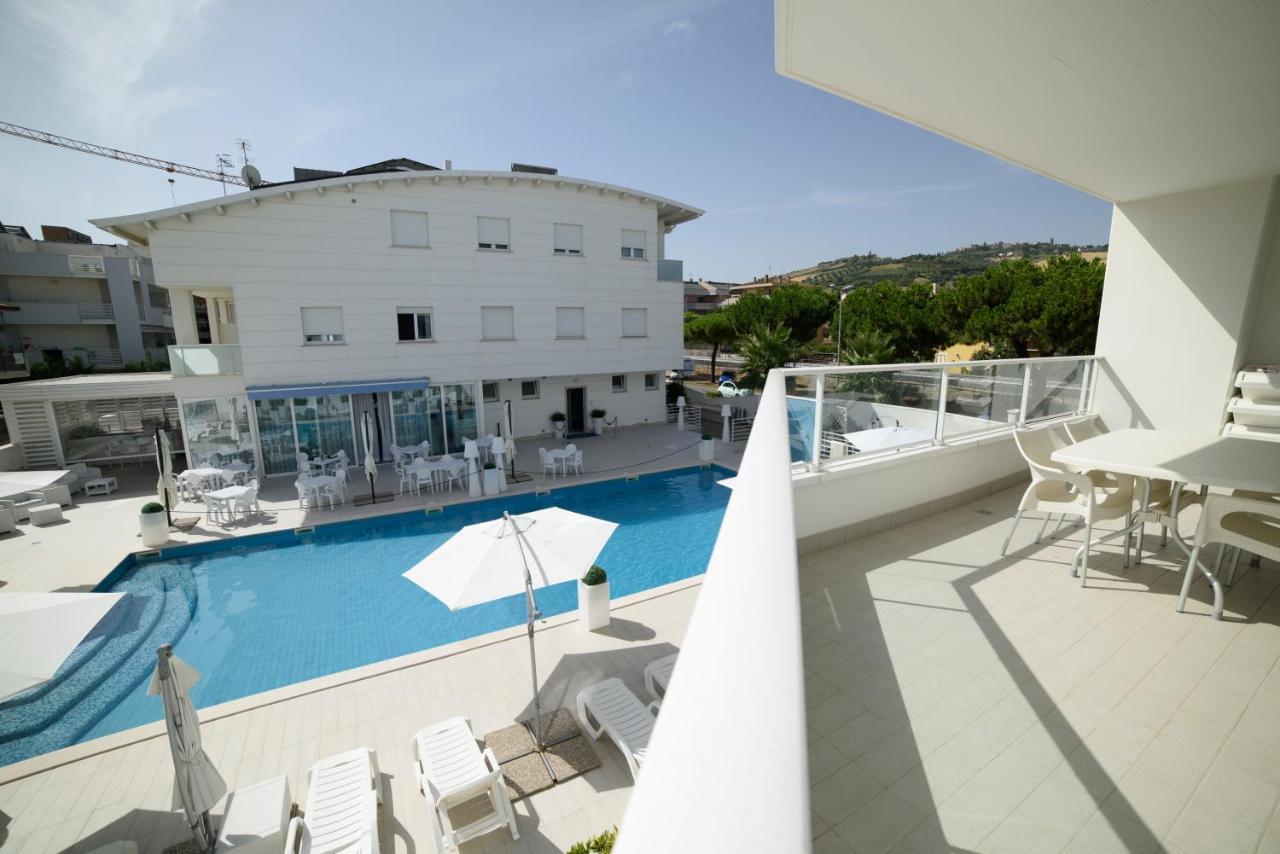 Case Vacanze Blue Bay Resort Roseto Degli Abruzzi Bagian luar foto