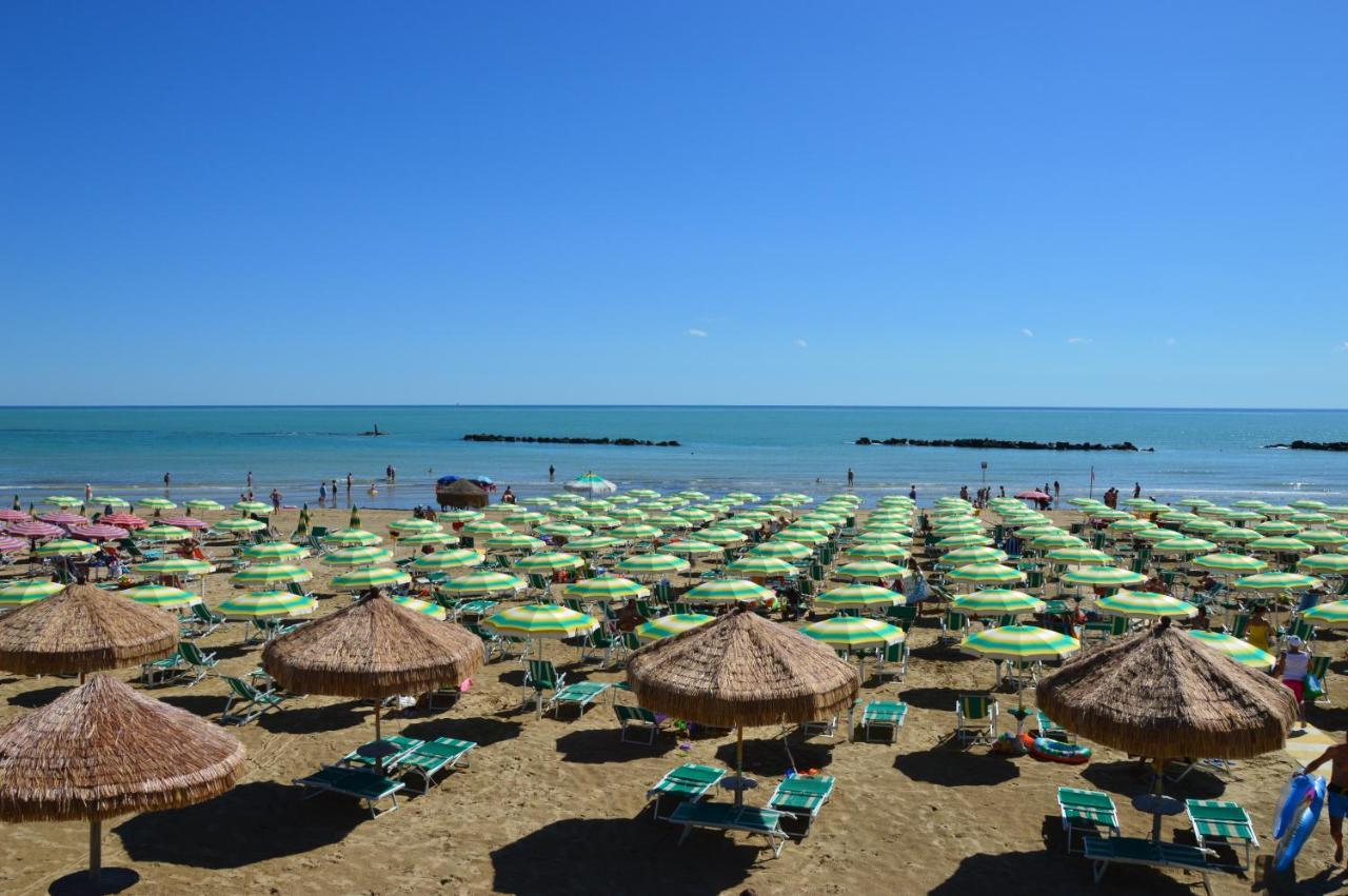 Case Vacanze Blue Bay Resort Roseto Degli Abruzzi Bagian luar foto