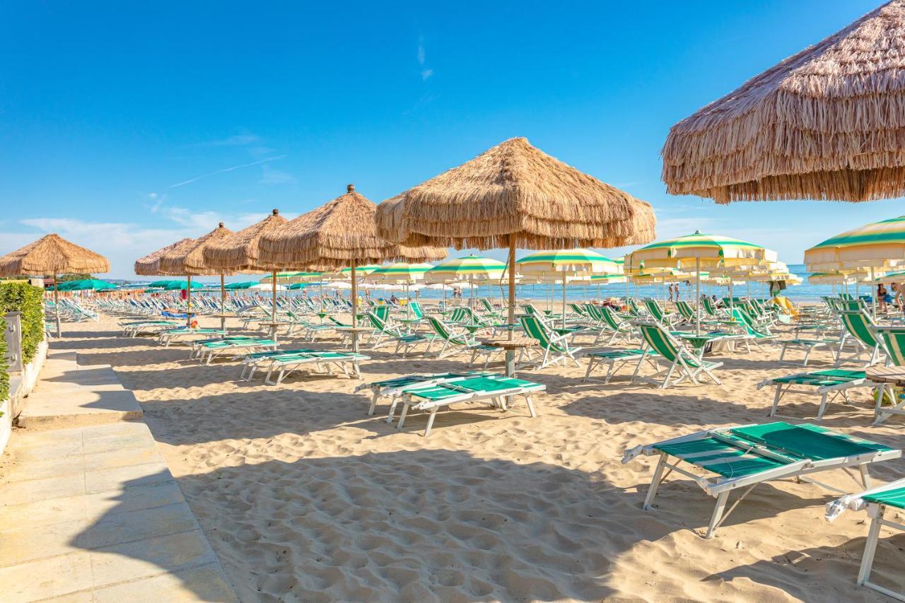 Case Vacanze Blue Bay Resort Roseto Degli Abruzzi Bagian luar foto