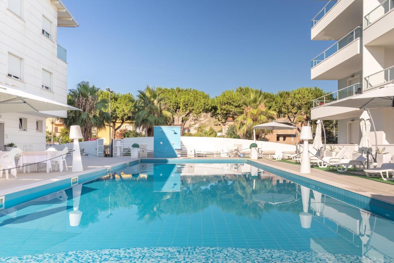 Case Vacanze Blue Bay Resort Roseto Degli Abruzzi Bagian luar foto