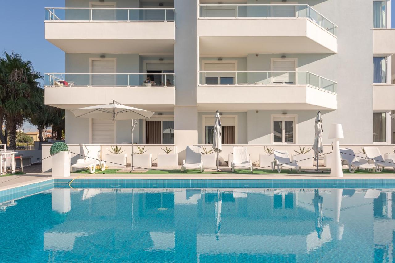 Case Vacanze Blue Bay Resort Roseto Degli Abruzzi Bagian luar foto