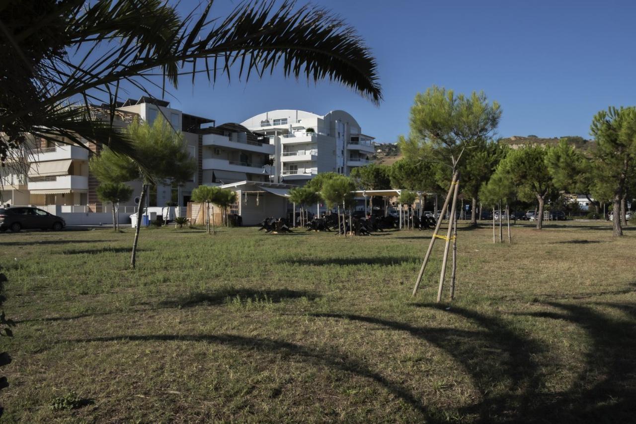 Case Vacanze Blue Bay Resort Roseto Degli Abruzzi Bagian luar foto