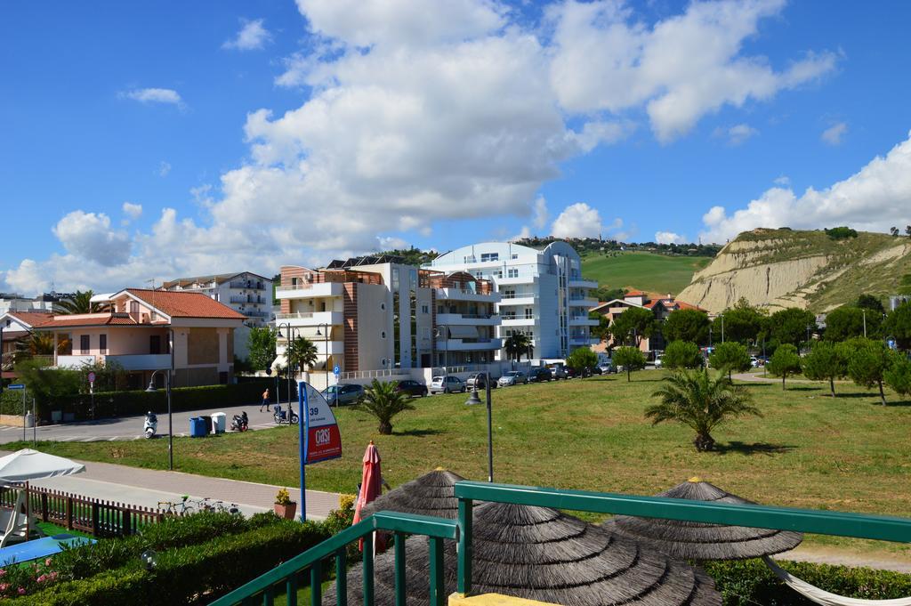 Case Vacanze Blue Bay Resort Roseto Degli Abruzzi Bagian luar foto