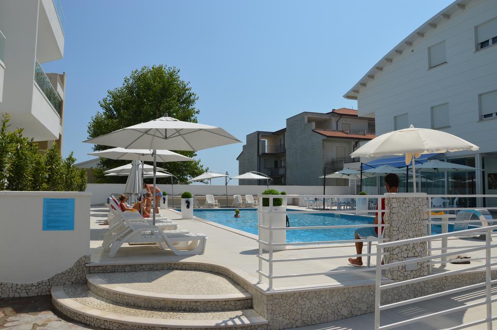 Case Vacanze Blue Bay Resort Roseto Degli Abruzzi Bagian luar foto