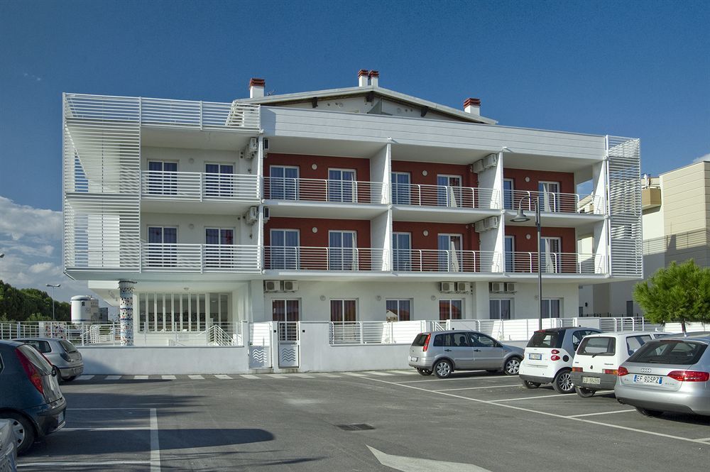 Case Vacanze Blue Bay Resort Roseto Degli Abruzzi Bagian luar foto