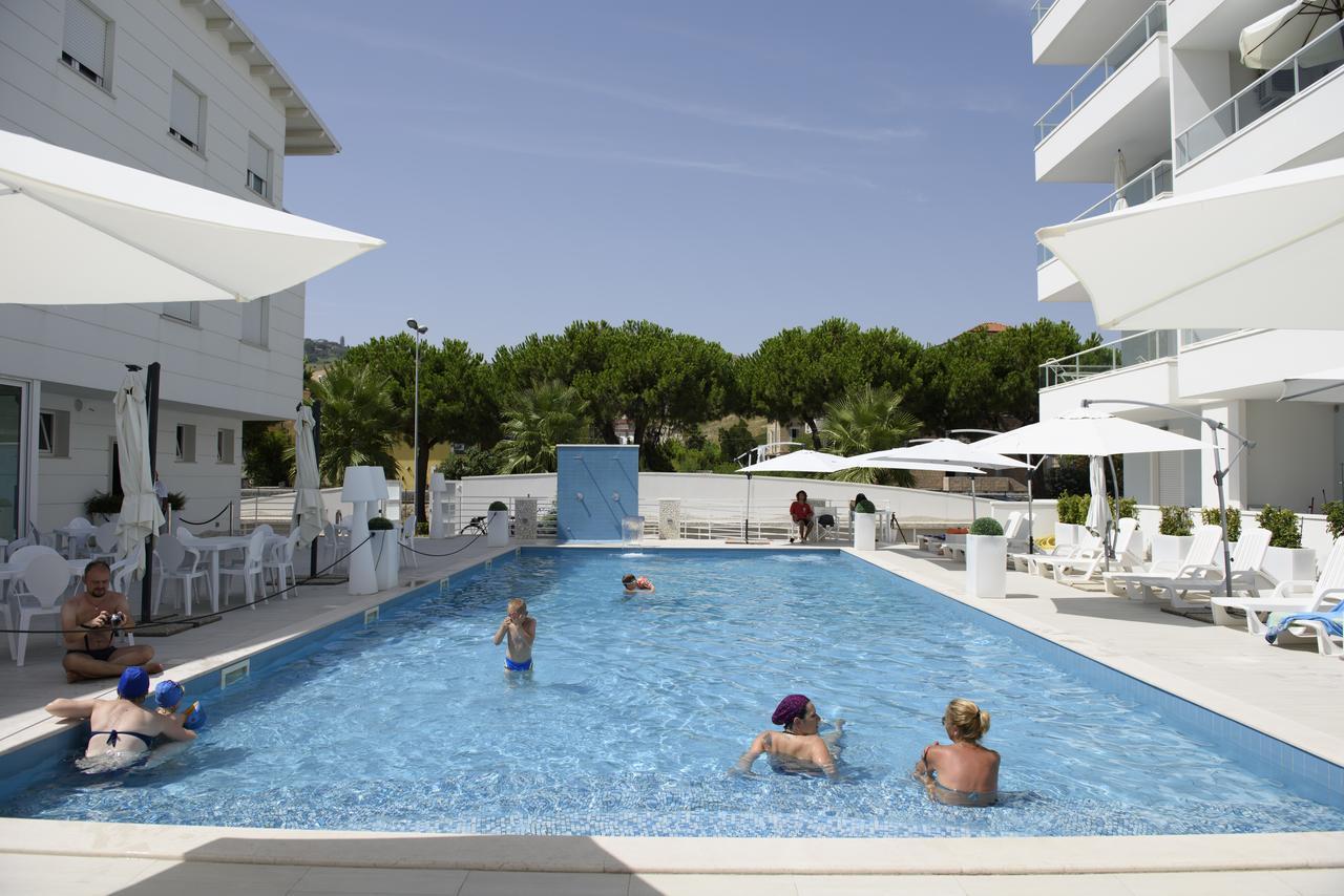 Case Vacanze Blue Bay Resort Roseto Degli Abruzzi Bagian luar foto