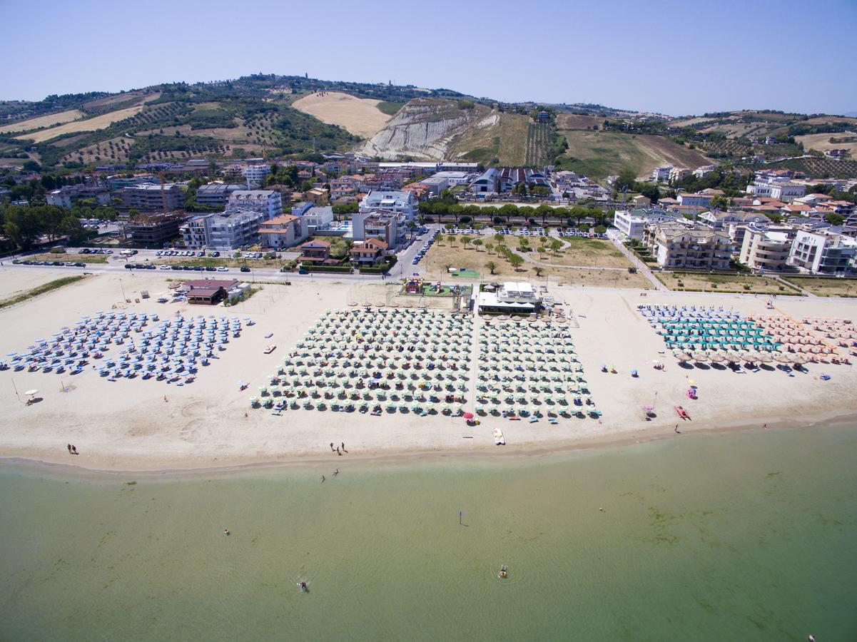 Case Vacanze Blue Bay Resort Roseto Degli Abruzzi Bagian luar foto