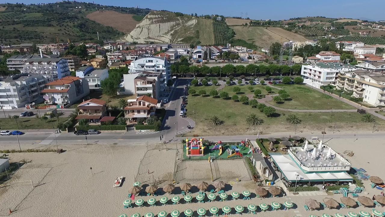 Case Vacanze Blue Bay Resort Roseto Degli Abruzzi Bagian luar foto