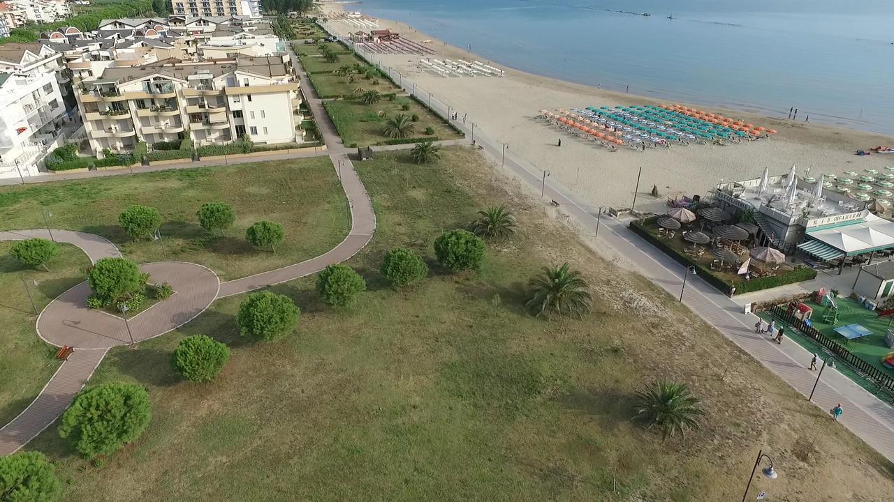 Case Vacanze Blue Bay Resort Roseto Degli Abruzzi Bagian luar foto